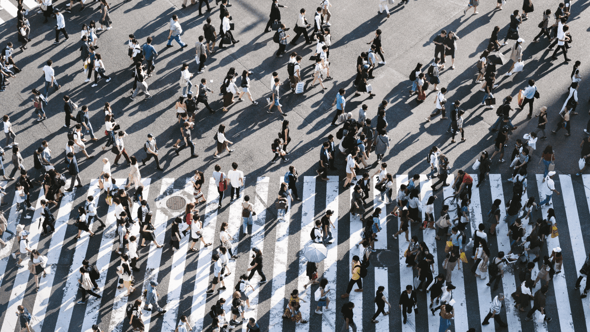 Top view of a crowd crossing a cross walk